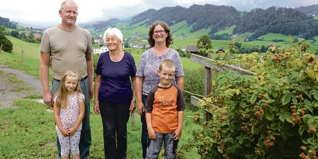 Käthi Hofstetter (Mitte) mit Sohn Benedikt, Schwiegertochter Silvia und den Enkeln Nicole und Janik. Die Beobachtungen des Wetters sind zur Familiensache geworden.(Bild Annelies Bichsel)