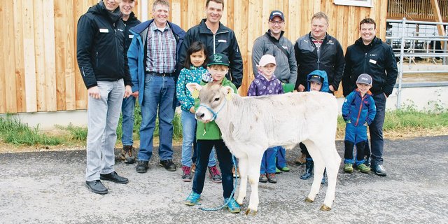 Der Wink mit dem Braunviehkalb: Eine Delegation des Braunviehzuchtvereins Solothurn schenkte dem Wallierhof ein Braunviehkalb, da diese Rasse in der Herde nicht mehr vertreten ist.(Bild zVg)