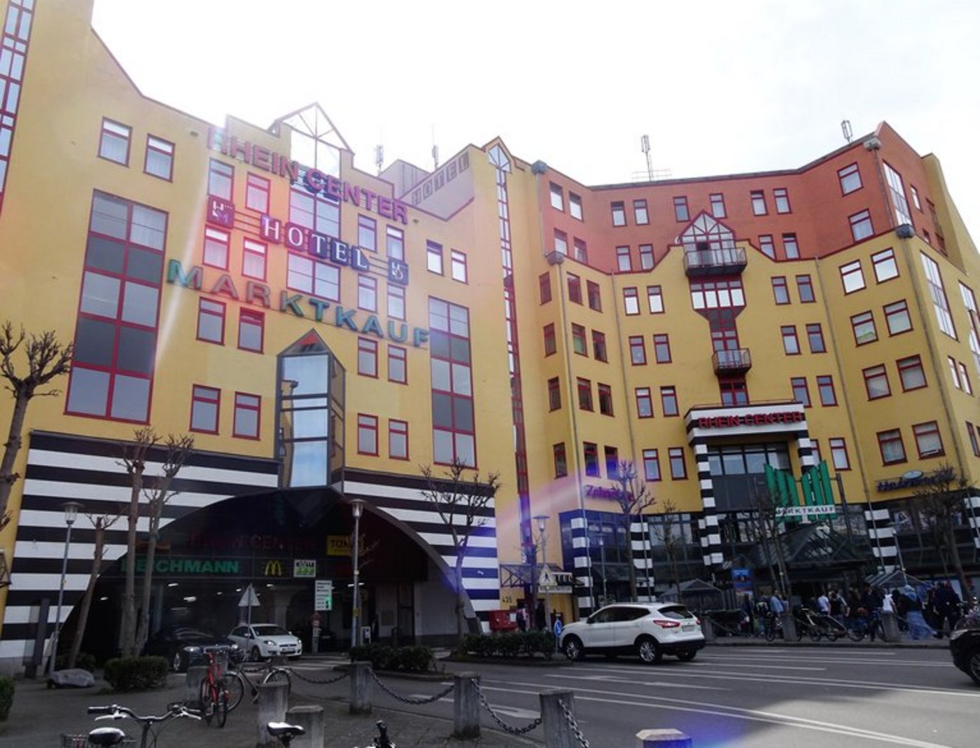 Das Rhein Center in Weil am Rhein zieht viele Schweizer Kunden an. (Bild lid)