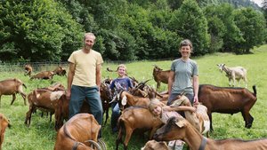 Samuel Bommeli und Simone Burki mit den Kindern Orell und Lina inmitten ihrer anhänglichen Ziegen auf einer der wenigen eher flachen Weiden. Die meisten Parzellen des Betriebs befinden sich dagegen in Steillage.
