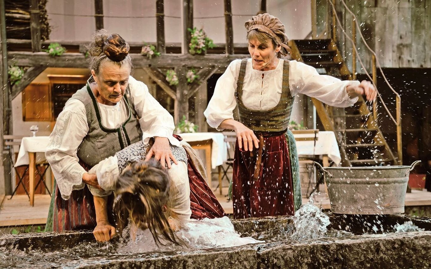 Streit zwischen Eisi (Anne Hodler) und den beiden Wirtinnen der Beiz «Chrüz» Babi (Christine Wyss, l.) und Vreni (Margrith Walpen, r.)