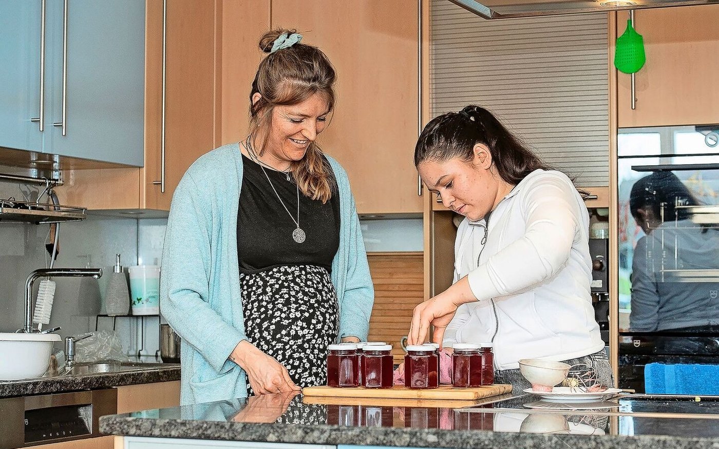 Beeren-Gelee zu machen, lernt man sowohl in der Ausbildung zur Bäuerin als auch im Agriprakti. Gemeinsam füllen Aline Purtschert und die Agriprakti-Schülerin Larissa Oswald diesen in die Gläser.