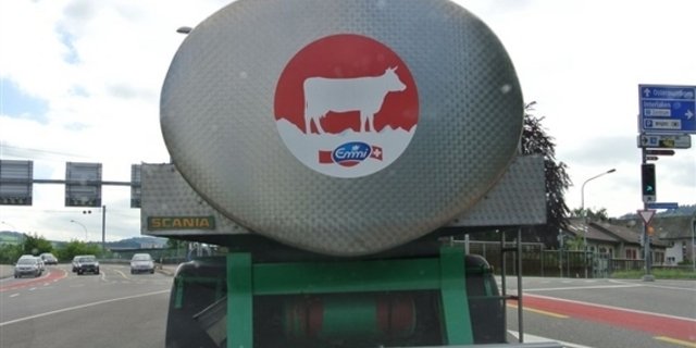 Emmi will der Milchschwemme mit einem freiwilligen Lieferverzicht begegnen. (Bild BauZ) 