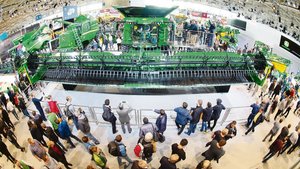 Eindrückliche Dimens Eindrückliche Dimensionen: Manche der an der Agritechnica gezeigten Maschinen sind so gross, dass sie in der Halle nur dank eines sogenannten Fischaugen-Objektivs ganz auf Fotos passen.