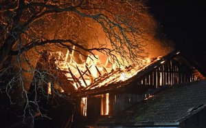 In 11 Fragen zum guten Brandschutz Nicht für alle Gebäude ist ein Blitzschutzsystem vorgeschrieben. Es kann aber Brände (hier ein Bauernhaus in Beromünster LU) verhindern. (Bild Kapo LU)