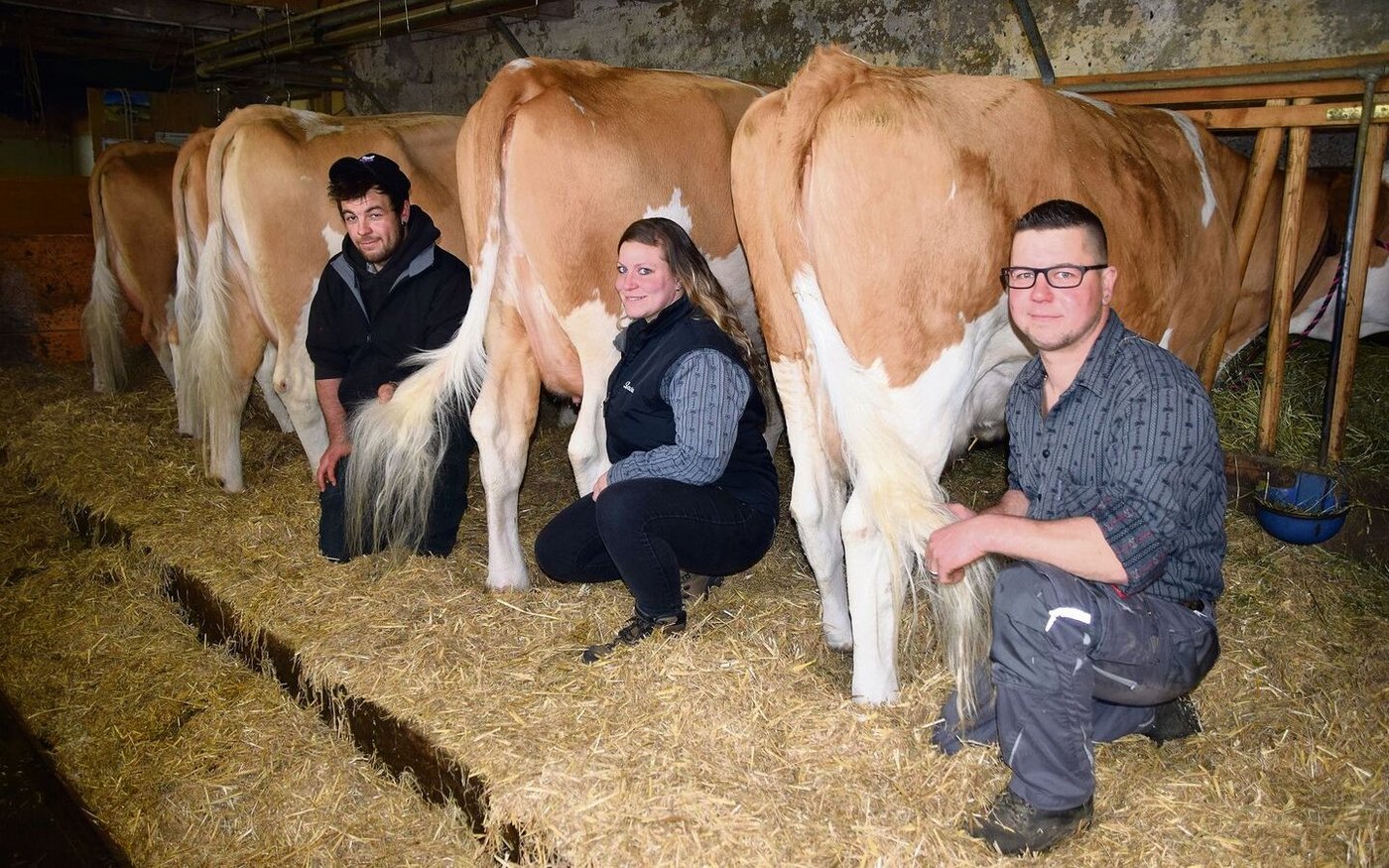 Für Christian und Laura Wüthrich sind ihre Kühe alles: Ihr Herz schlägt zudem für die Reinzucht. Auch Christians Bruder Nicolas (links) bedeutet die Viehzucht viel. 
