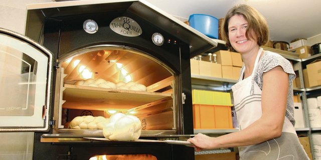 Brigitte Thüring bäckt seit dem Ausbruch der Corona-Krise dreimal so viele Brote und Zöpfe, wie vorher. Sie freut sich an der grossen Nachfrage trotz der dafür nötigen Nachtschicht.(Bild Hans Rüssli)