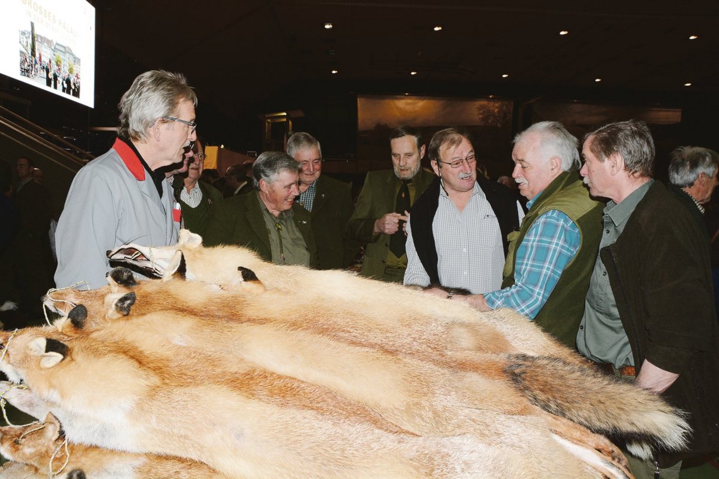 Ein Bild aus vergangenen Zeiten. Handel von Fuchsfellen am Fäälimärt Sursee. (Bild js)