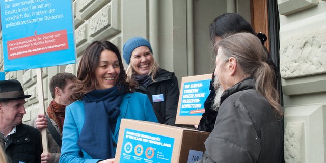 Die gute Laune der Trinkwasser-Initianten könnte bald getrübt werden. Denn der SBV schreitet zur Gegenoffensive. (Bild BauZ)