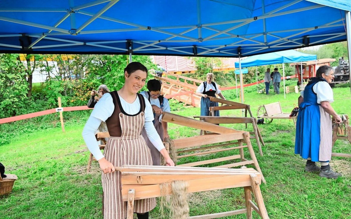 Debora Schwab aus Heimberg ist eine der Brecherinnen. Ein Bündel zu bearbeiten, dauert fünf bis zehn Minuten. Während Corona baute sie selbst Flachs im Garten an und kam daher später als Helferin zur Brächete.   