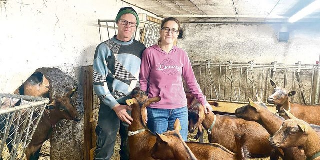 Thomas und Emanuela Schneeberger bauten das ehemalige Silo und die Kälberbuchten zum Ziegenstall um. Dort leben nun ihre Gämsfarbigen Gebirgsziegen, eine Milchrasse.
