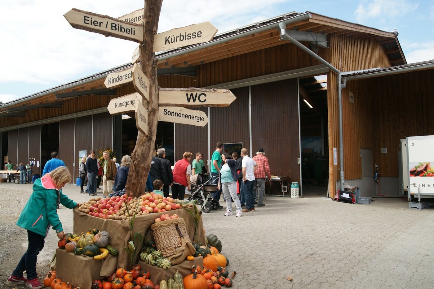 Im Kanton Zürich fand das Projekt "vo Buur zu Buur" bereits statt. Der Kanton Aargau startet am Bettag 2017 im Bezirk Brugg. Betriebe können sich jetzt anmelden. (Archivbild zVg)
