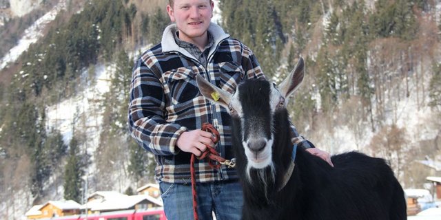 Mit seinem Bündner Strahlenbock Oswaldo posiert Nino Bärtsch gerne für die BauernZeitung – idealerweise ziert die Rhätische Bahn den Hintergrund. (Bild Curdin à Porta / mehr Bilder in der Bildergalerie)