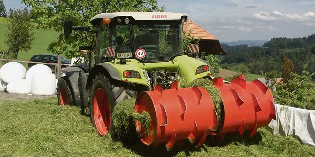 Beim Einsilieren in das Flachsilo ist eine gleichmässige Verteilung des Futters wichtig. Nur so können die Lagen anschliessend optimal und gleichmässig verdichtet werden. (Bild Peter Fankhauser)