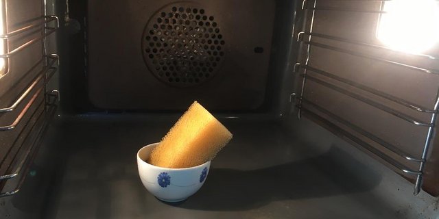 Dank der Natronpaste reichte dieser Schwamm zum Putzen des Ofens aus und der Kraft- sowie Zeitaufwand waren klein. (Bild jsc)