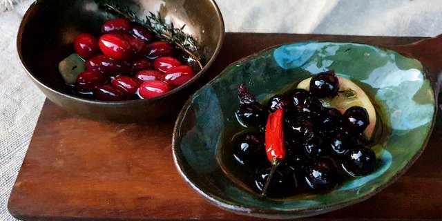 Echt schweizerisch: links falsche Oliven aus Kornelkirschen, rechts solche aus Schwarzdorn. Die eingemachten Wildfrüchte sehen nicht nur wie Oliven aus, sie schmecken auch so. (Bild Marie-Isabelle Bill)