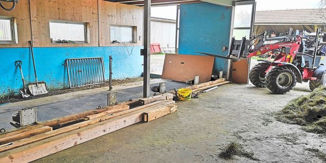 Die alte Stalleinrichtung hat ausgedient, neu gibts hier eine Gruppenhaltungsbucht für ein paar Kälber. 