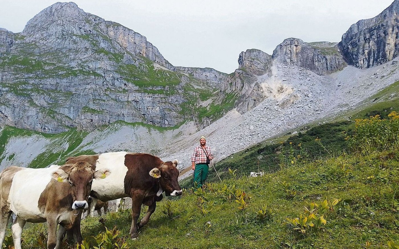 Der Muotataler Älpler Bernhard Gwerder vor der Felsabbruchstelle. Teile der von ihm bewirtschafteten Alpweiden und eine Wasserquelle wurden von den grossen Felsmassen verschüttet. 