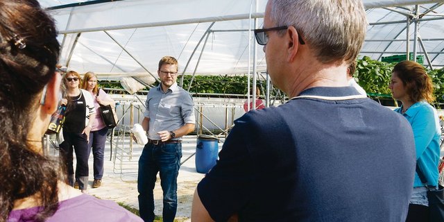 Den Kontakt zu den Konsumenten suchen, um den gezielten Einsatz von Pflanzenschutzmittel zu erläutern. Wie das funktioniert, zeigte Matthias Müller vom Betrieb «Sunnehof-Beeri» den Teilnehmenden des Business-Apéros von Agromarketing Thurgau.(Bild chw)