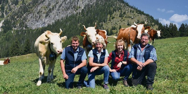Andrea und Urs Perren mit den Kindern Janine und Björn. Die ganze Familie ist Viehzuchtbegeistert. Sie lieben schöne Kühe mit Hörnern.