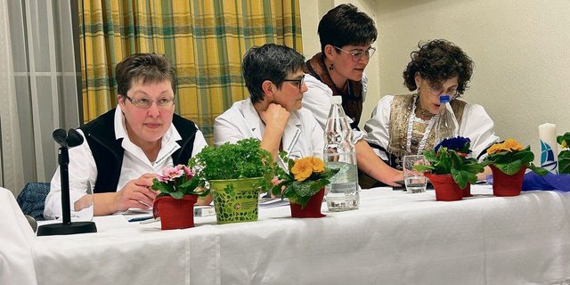 Kurze Absprache im Vorstand: Marlen Dobler-Ulmann, Irene Neff-Brülisauer, Mechtild Grubenmann und Luzia Fuster-Räss (v. l.).