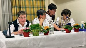 Kurze Absprache im Vorstand: Marlen Dobler-Ulmann, Irene Neff-Brülisauer, Mechtild Grubenmann und Luzia Fuster-Räss (v. l.).