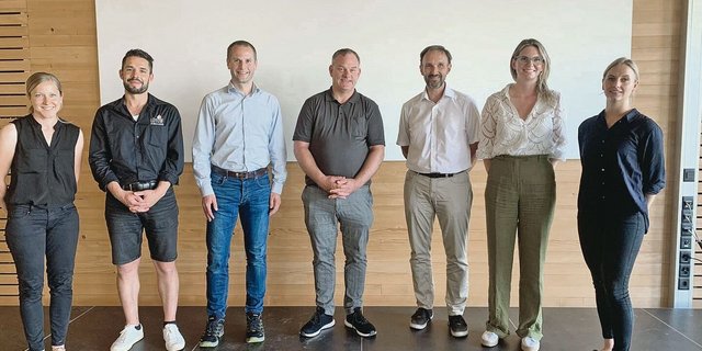 Mitorganisatorin Daniela Büchel vom LSZG mit den Referent(innen) Christian Lütolf, Andreas Baumann, Ralph Langholz, Achim Walter, Anastasia Lammer sowie Moderatorin Angelika Hardegger (v. l. n. r.).