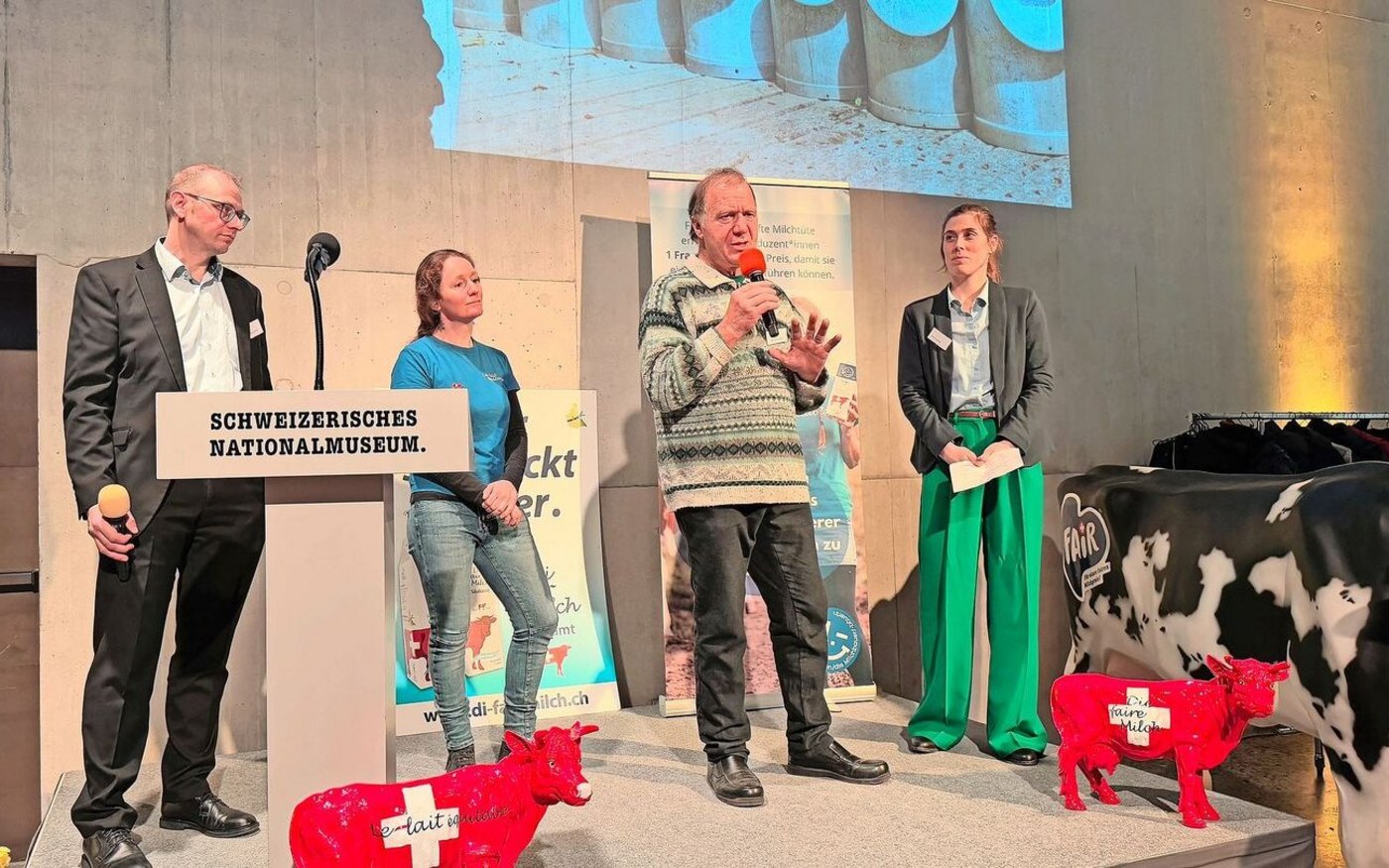 Werner Locher (mit Mikrophon), berichtet zu seinen Erfahrungen mit dem Label «faire Milch Säuliamt». 