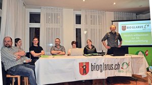 Der Vorstand von Bio Der Vorstand von Bio Glarus mit Präsident Richi Bamert (r.) an der kontroversen Hauptversammlung, bei der sich die Mitglieder gegen Bio Suisse stellten.