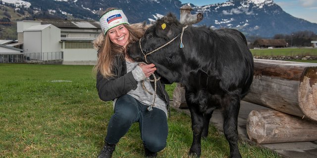 Die glückliche Skifahrerin gewinnt als Preis ein Eringer Kalb. (Bild Blick/Toto Marti)