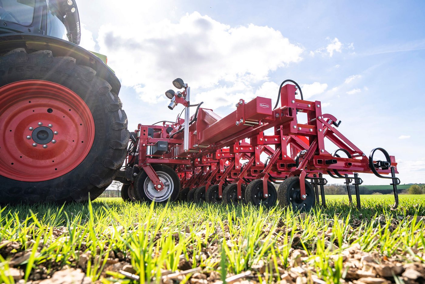 Lemken sieht seine Zukunft bei intelligenten Maschinen und alternativen Pflanzenschutzlösungen anstelle von konventionellen Feldspritzen. Z. B. mit Geräten von Steketee. (Bild zVg)