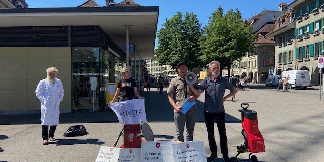 Werner Locher (am Megafon) und Rudi Berli anlässlich der heutigen Protestaktion mit Shredder. (Bild akr)