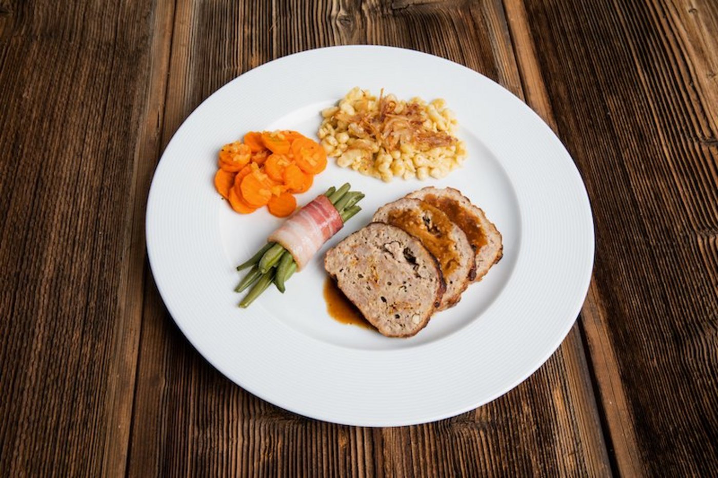 Hackbraten mit Knöpfli, Rüebli und Bohnen. (Bild Ueli Christoffel/SRF)