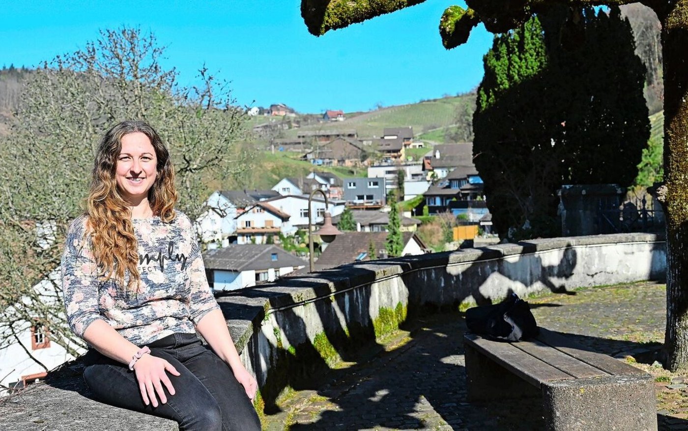 Fabienne Graf wohnt gerne in Buus. Auf dem Hof oben auf dem Hügel hat sie als Kind viel Zeit bei ihrer Grossmutter verbracht und fühlt sich darum, auch als Zugezogene, mit dem Dorf verbunden.  