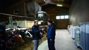 Landwirt Philipp Schläpfer (rechts) aus Flaach ZH mischt für seine Galtkühe alle vier Tage eine neue Ration aus Ökoheu, Maissilage, etwas älterem Belüftungsheu und einer Grassiloballe zusammen. 