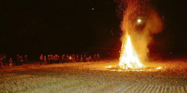 Eines der acht Feuer, die am Mittwochabend entlang der A1 enfacht wurden, um auf den Landverlust hinzuweisen, den der Ausbau der Autobahn mit sich bringen wird. (Bild Adrian Rudolf)