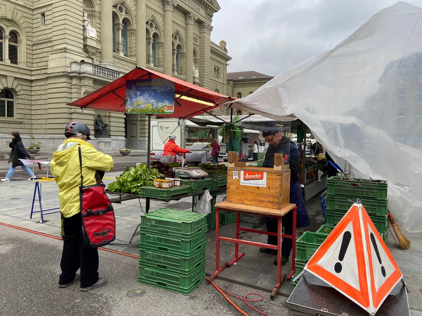 Hier hat der Marktfahrer eine eigentliche Kasse mit Plexiglasschutz eingerichtet. (Bild akr)