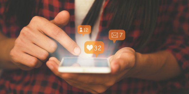 Die Social-Media-Plattformen verändern sich ständig. Aber nur eine eigene Website und eine eigene Newsletter-Liste gehören in die Landwirtschaft. Bild: Adobe Stock