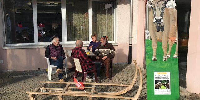 Abwarten und noch eine Selbstbedrehte rauchen: Armin Capaul mit Getreuen vor dem Hotel de la Gare in Moutier. (Bild akr)