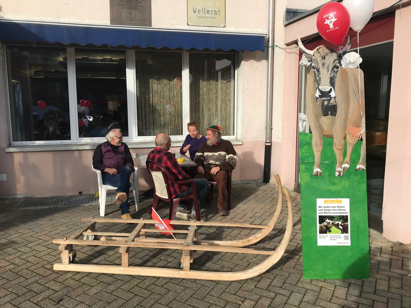 Abwarten und noch eine Selbstbedrehte rauchen: Armin Capaul mit Getreuen vor dem Hotel de la Gare in Moutier. (Bild akr)