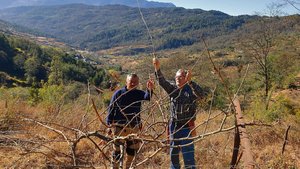 Hans Burger bei einem Einsatz in Nepal auf einer Kiwiplantage auf 2400 m ü. M. Gefragt ist jeweils nicht nur Fachwissen, sondern auch Offenheit für andere Kulturen.