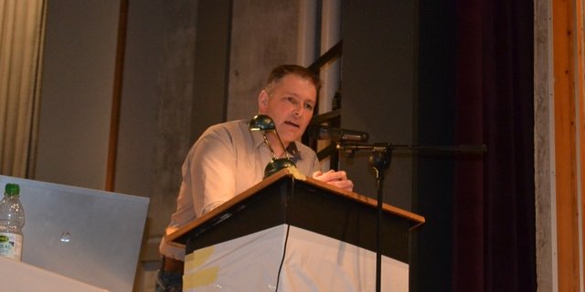 Ruedi Sommer bedankt sich für seine Wahl zum neuen Präsidenten der Emmentaler Fleckviehzüchter. (Bild Peter Fankhauser)