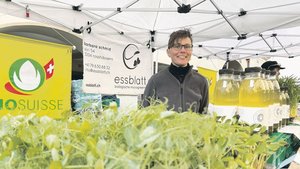«Ich mache überall d «Ich mache überall das, was man nicht so kennt»: Barbara Schmid auf dem Samstagsmarkt an der Berner Münstergasse. Im Vordergrund Erbsengreens und Weizengrasschorle.