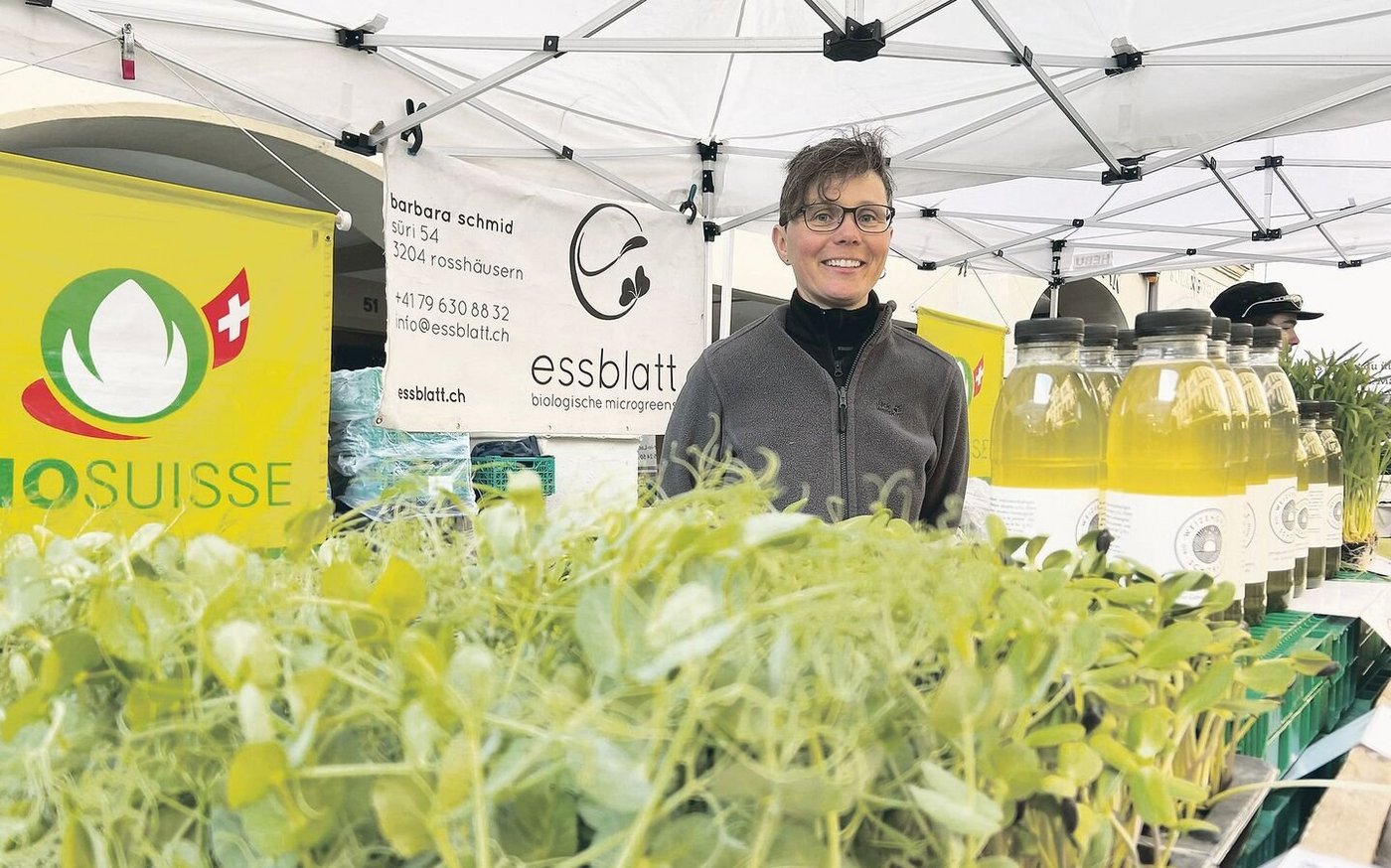 «Ich mache überall das, was man nicht so kennt»: Barbara Schmid auf dem Samstagsmarkt an der Berner Münstergasse. Im Vordergrund Erbsengreens und Weizengrasschorle.