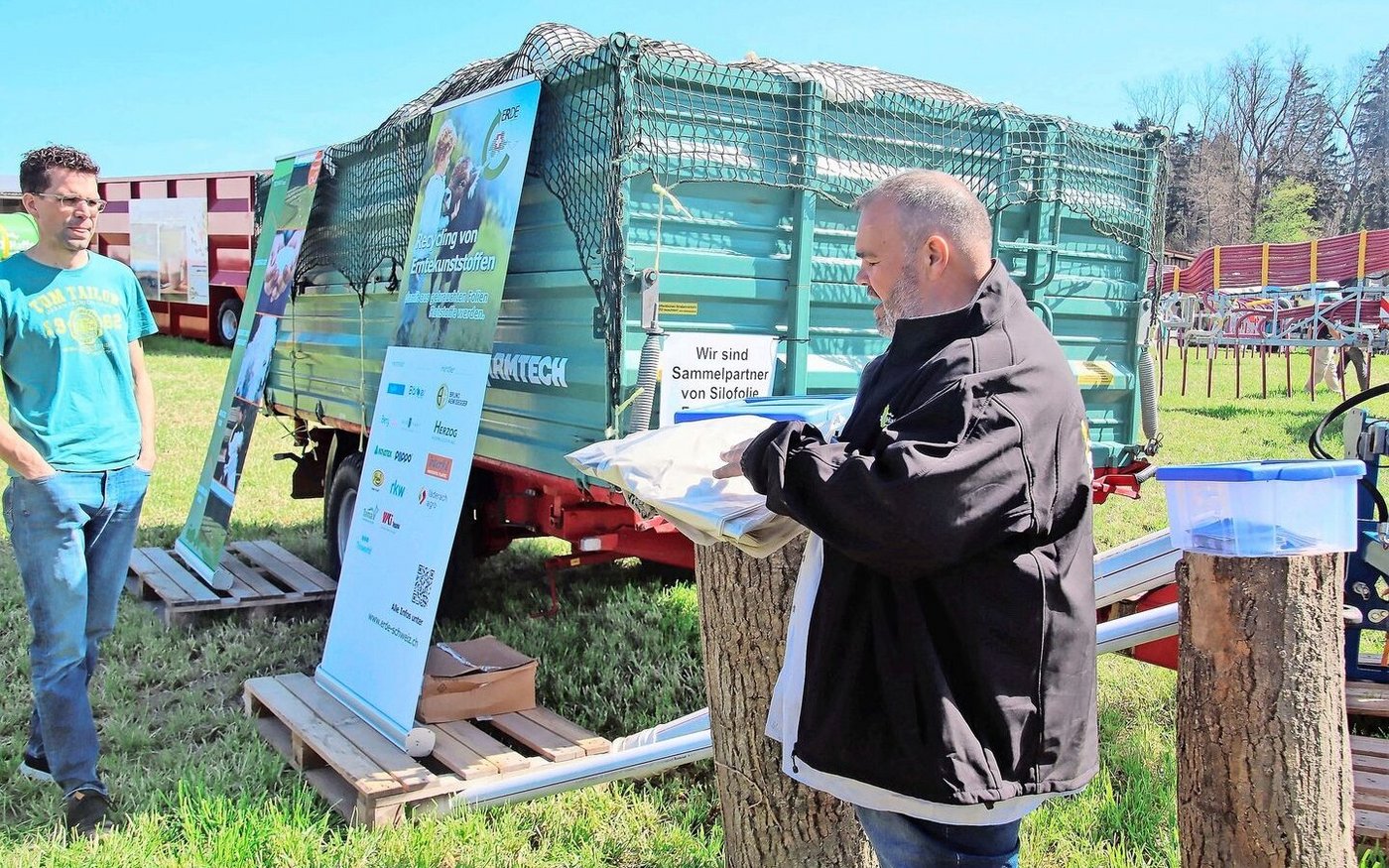 Daniel Haffa leistete punkto Recycling von Siloballenfolien Pionierarbeit. Er erklärte den Besuchern, wie es dazu kam.