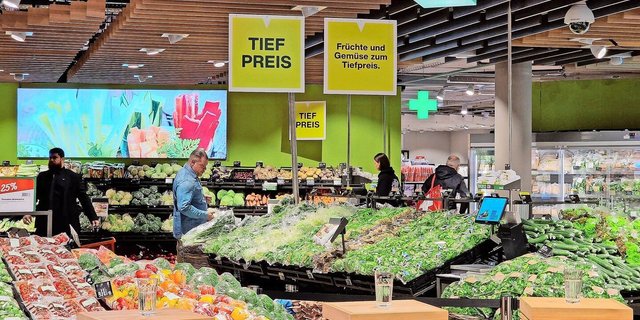 Schwarz und gelb wird die Tiefpreisstrategie der Migros im Laden gut sichtbar gemacht. Am Montag wurden die Medien in der Filiale des Hauptsitzes in Zürich über die Veränderungen informiert. 