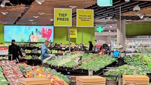 Schwarz und gelb wir Schwarz und gelb wird die Tiefpreisstrategie der Migros im Laden gut sichtbar gemacht. Am Montag wurden die Medien in der Filiale des Hauptsitzes in Zürich über die Veränderungen informiert.