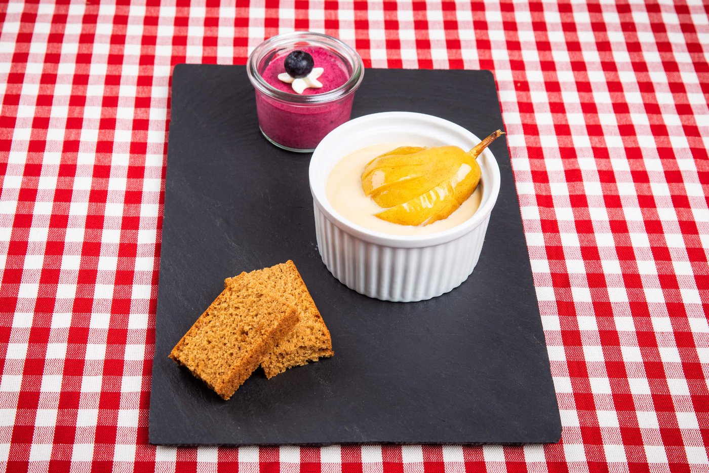 Gebrannte Crème mit Birnen, Heidelbeermousse und Lebkuchen. (Bild SRF/ Ueli Christoffel)