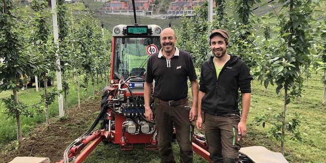 Paul  (links) und Marco Messerli mit ihrem Ferrari, dem Ladurner. Mit dem Gerät hackt man den Baumstreifen gegen Unkraut oder kann damit auch Mist und Mulch einarbeiten. (Bild Esther Thalmann)