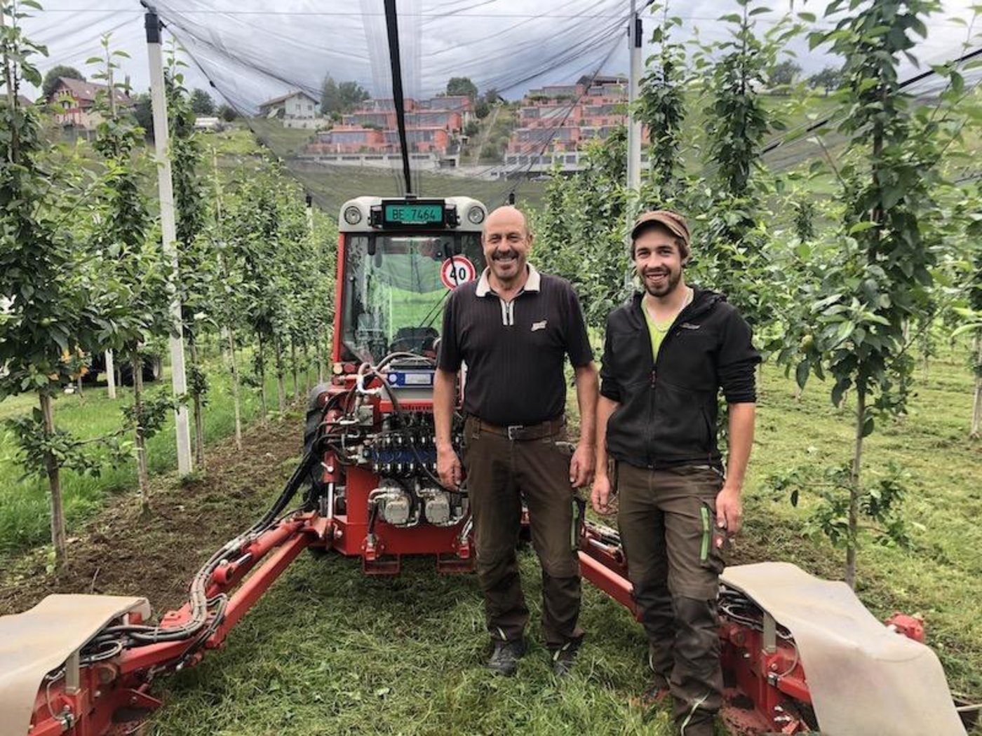 Paul  (links) und Marco Messerli mit ihrem Ferrari, dem Ladurner. Mit dem Gerät hackt man den Baumstreifen gegen Unkraut oder kann damit auch Mist und Mulch einarbeiten. (Bild Esther Thalmann)
